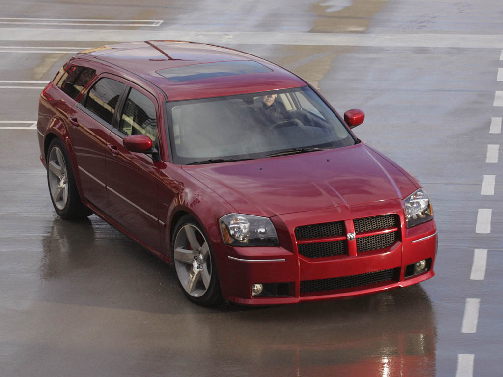 2006 Dodge Magnum front three quarter