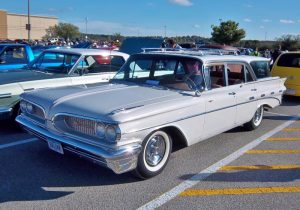 bonneville station wagon front three-quarter