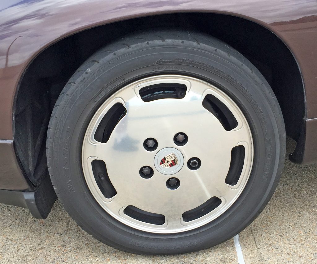 Porsche 928 S4 wheel