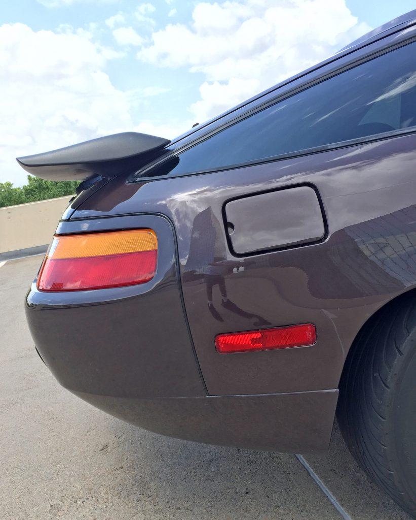 Porsche 928 S4 side