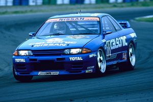skyline GT-R R32 front three-quarter race action