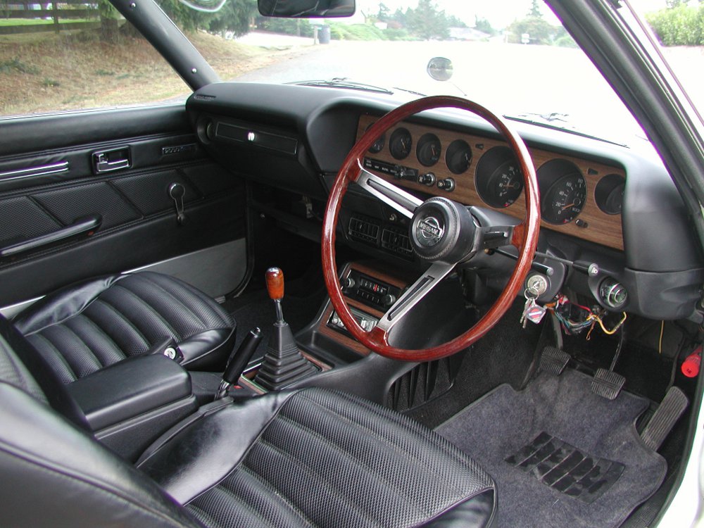 JDM story - Nissan Skyline "kenmeri" - interior