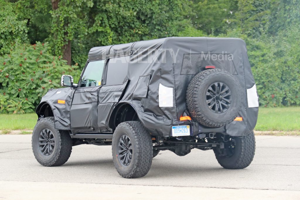 Bronco_Raptor_spy-shot-driver-rear