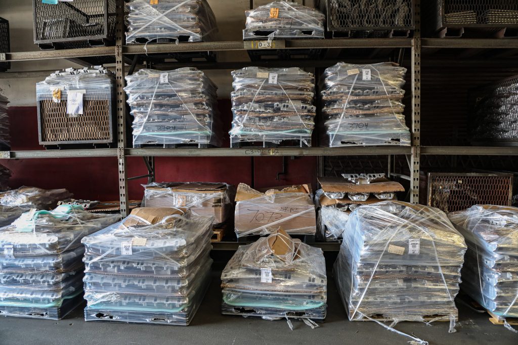 Edelbrock-Foundry-intake pallets