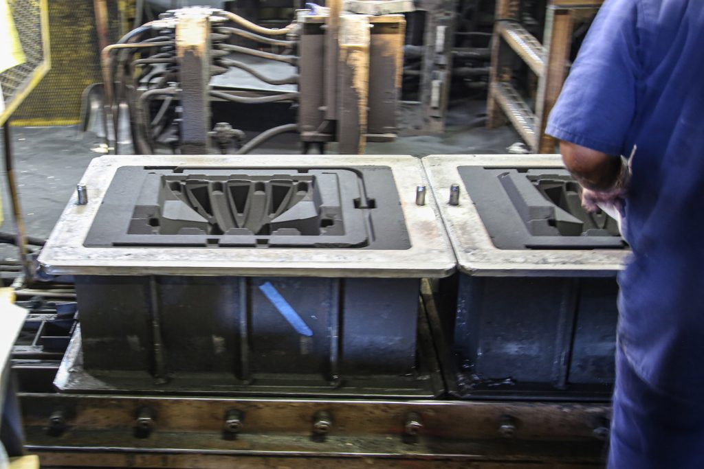 Edelbrock-Foundry-flask drag mold