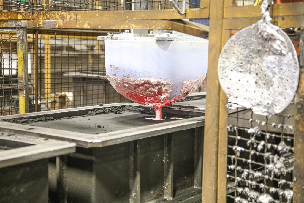 Edelbrock-Foundry-pouring aluminum