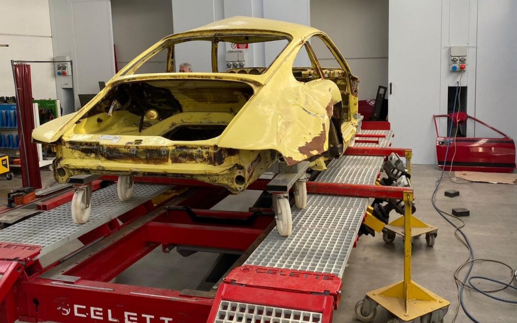 Limoncelloprojekt 993 Porsche on rack