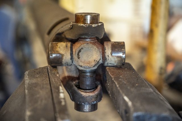 how to replace u joints without a press 32 009 Wrenchin Wednesday Driveshaft