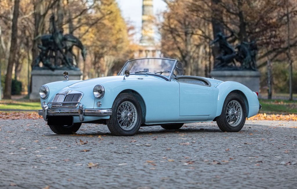 MG MGA 1500 Roadster front three-quarter