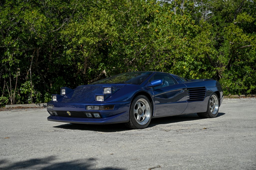 Cizeta V16T front three-quarter lights up