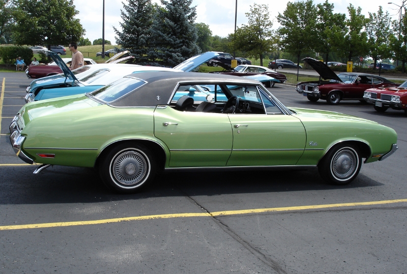 1972 Oldsmobile Cutlass Supreme hardtop sedan 10
