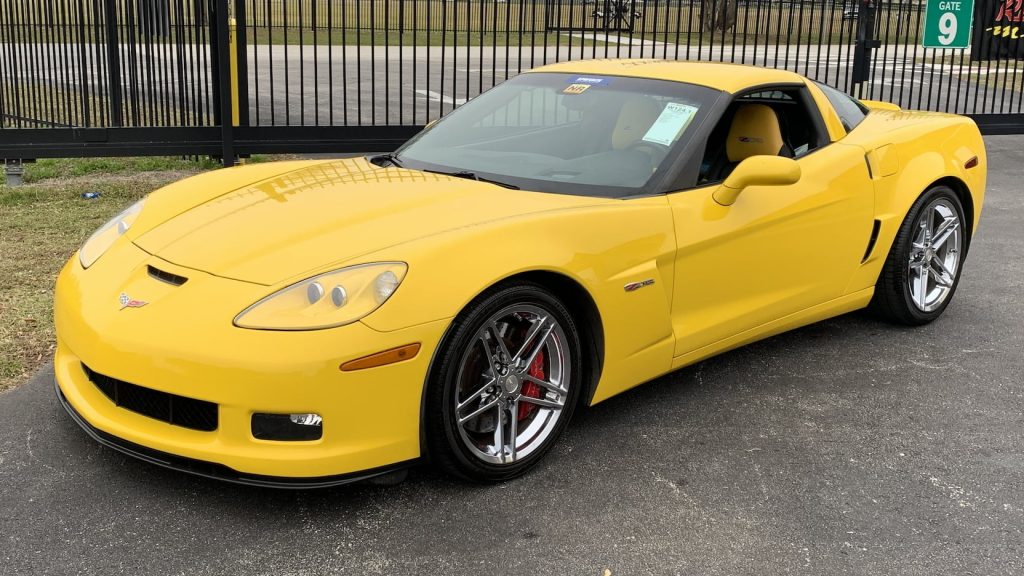 2006 Chevrolet Corvette Coupe front three-quarter