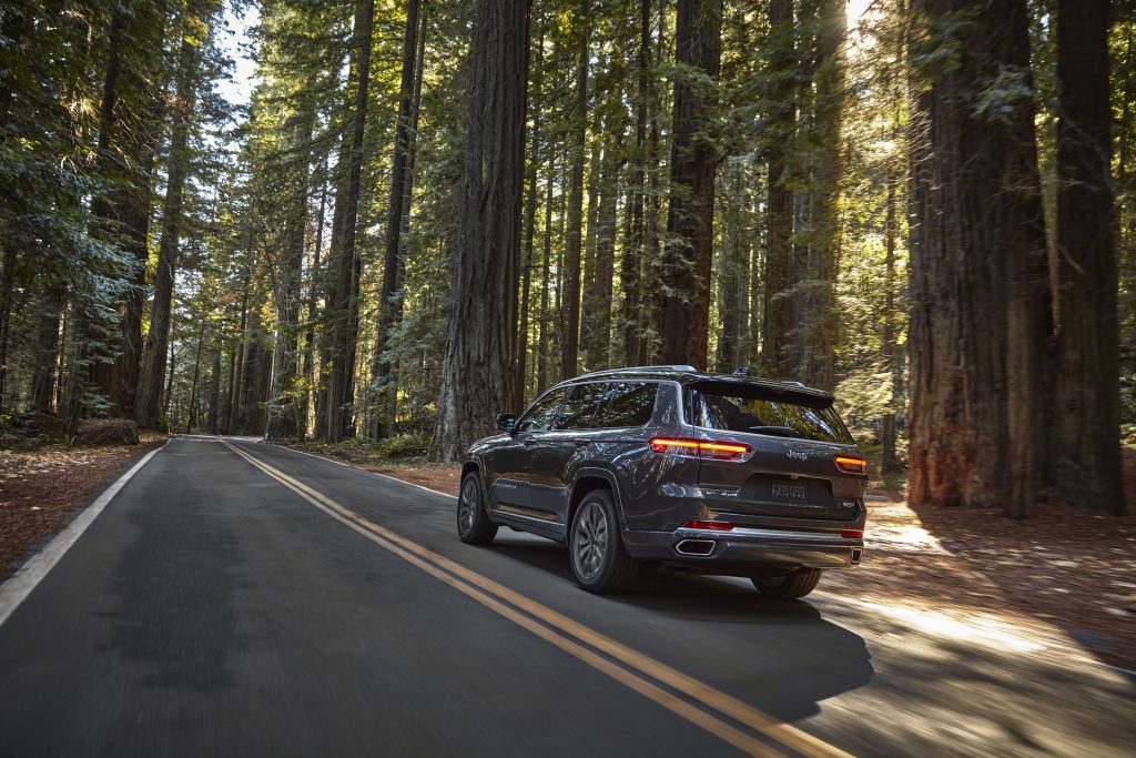 Jeep Grand Cherokee L Summit Reserve rear three-quarter dynamic action