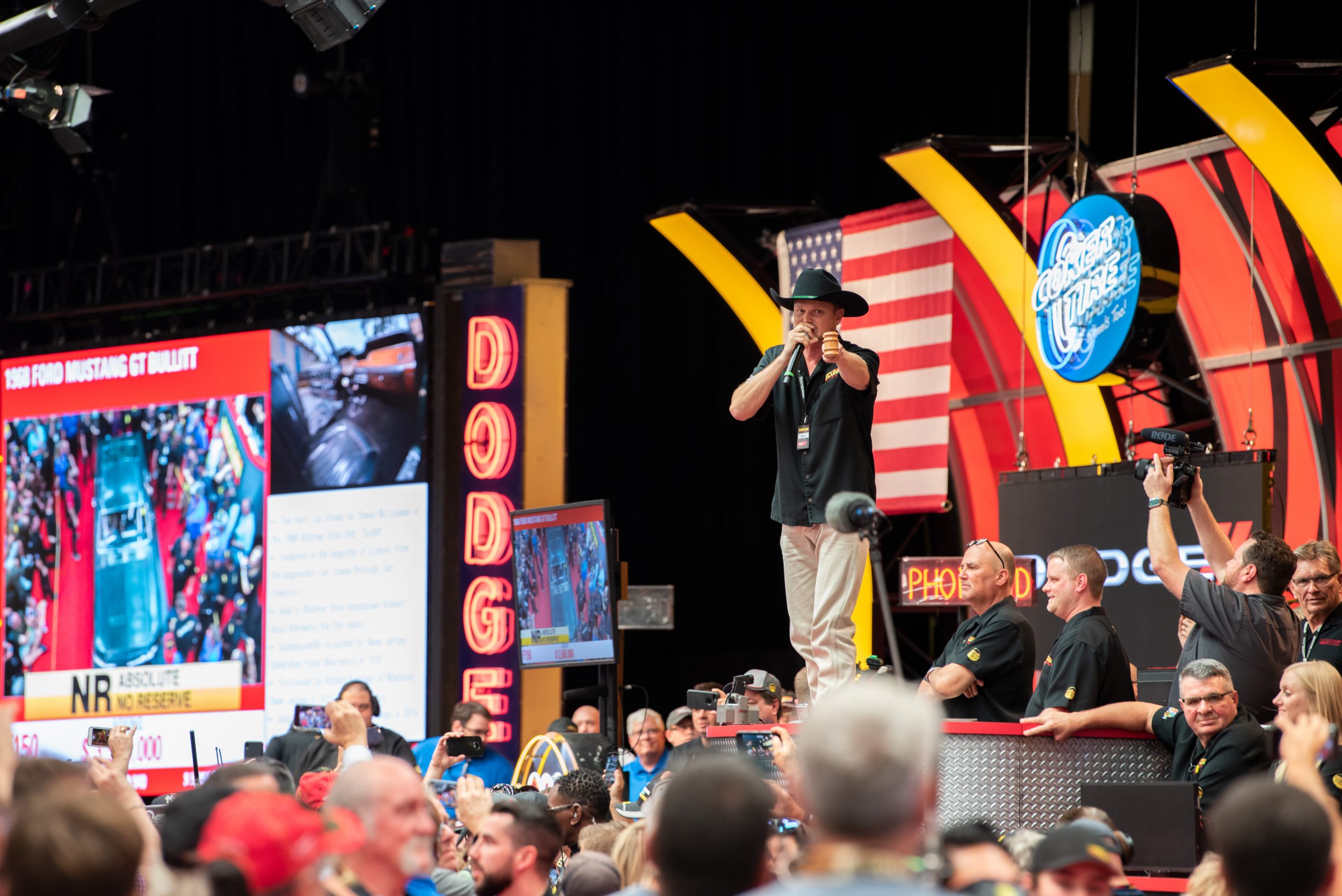 Mecum Auctioneer pointing
