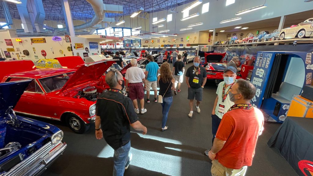 Punta Gorda auction patrons