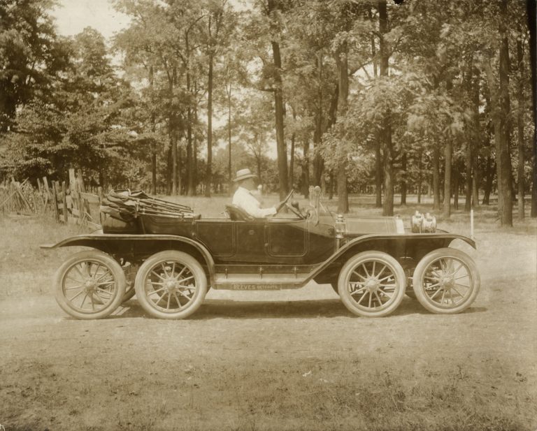 The 1911 Reeves Octoauto was an 8wheeled technological marvel