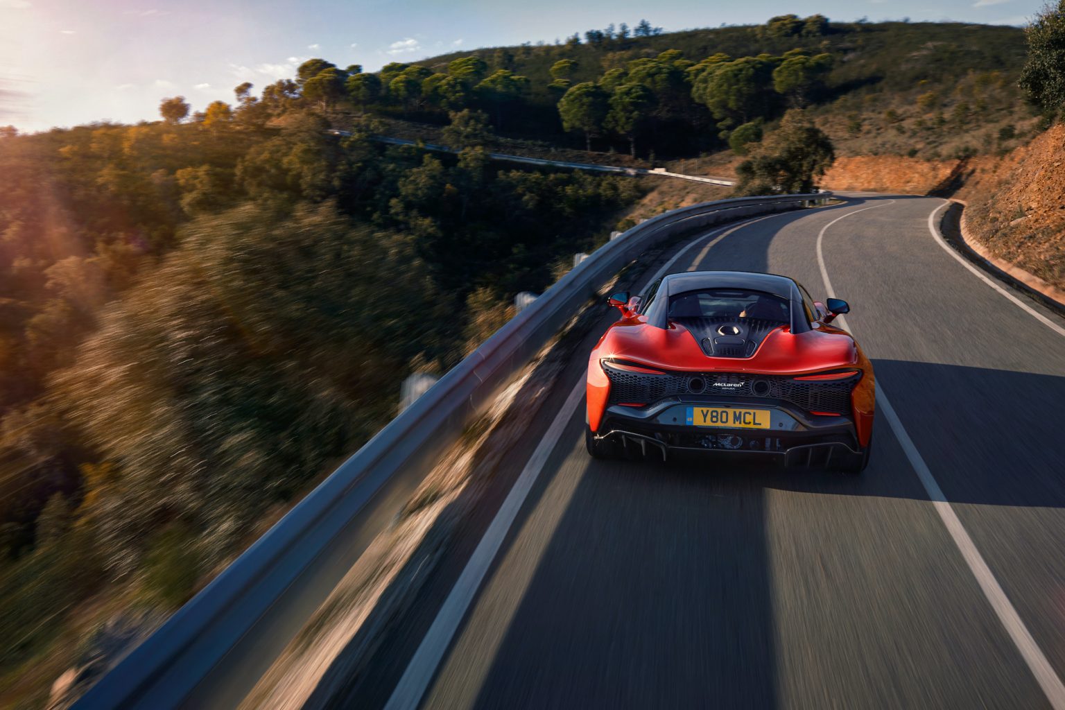2022 McLaren Artura packs 671 hp, plug-in hybrid power, and hydraulic