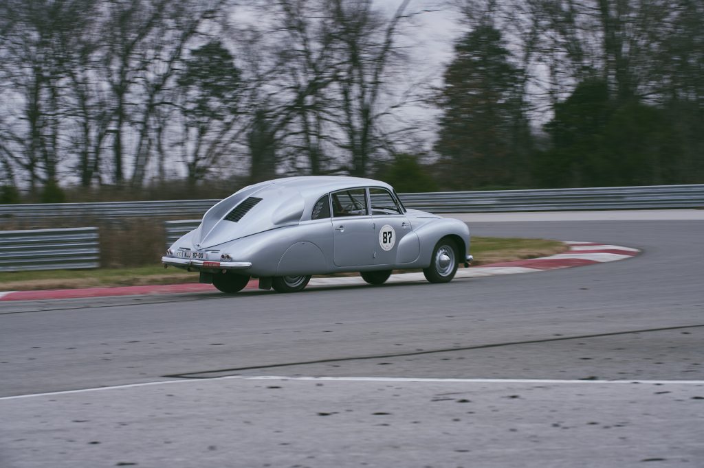 1947 Tatra T87 rear three-quarter track action