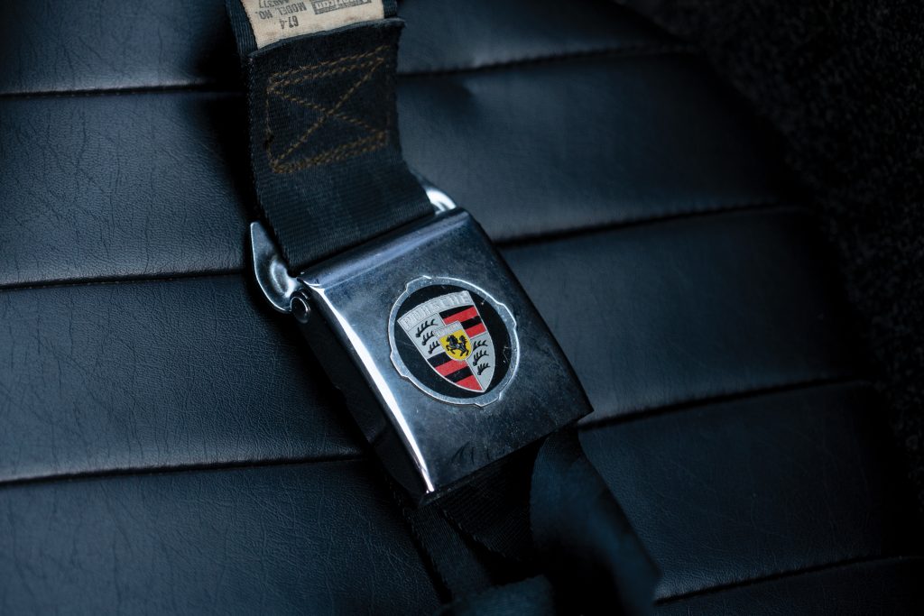 porsche 911 seat belt buckle detail