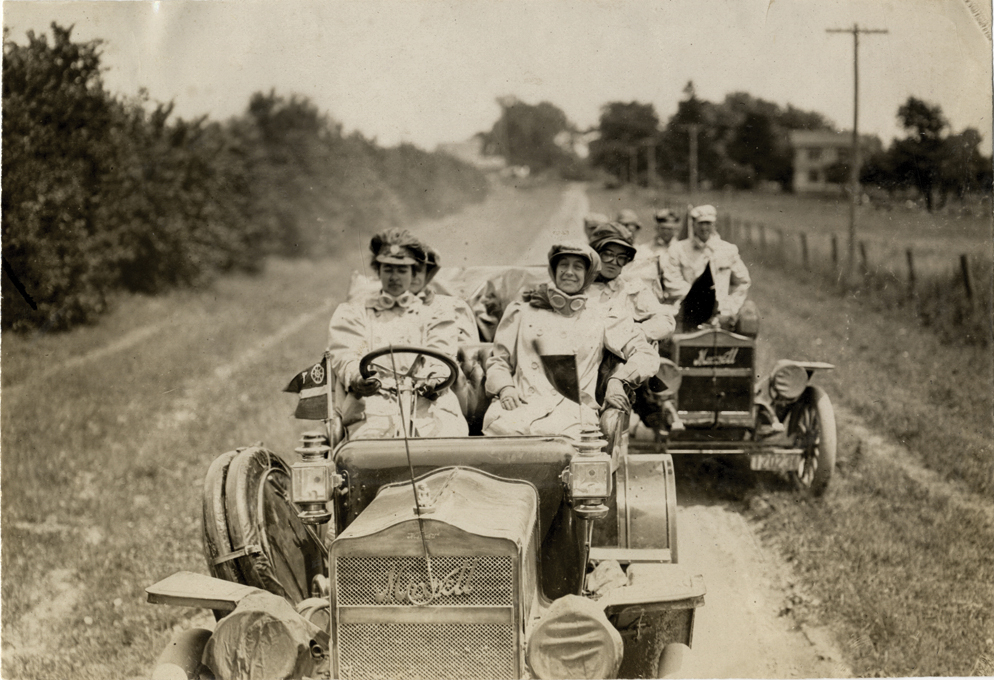 alice ramsey and driving party maxwell automobiles on the road