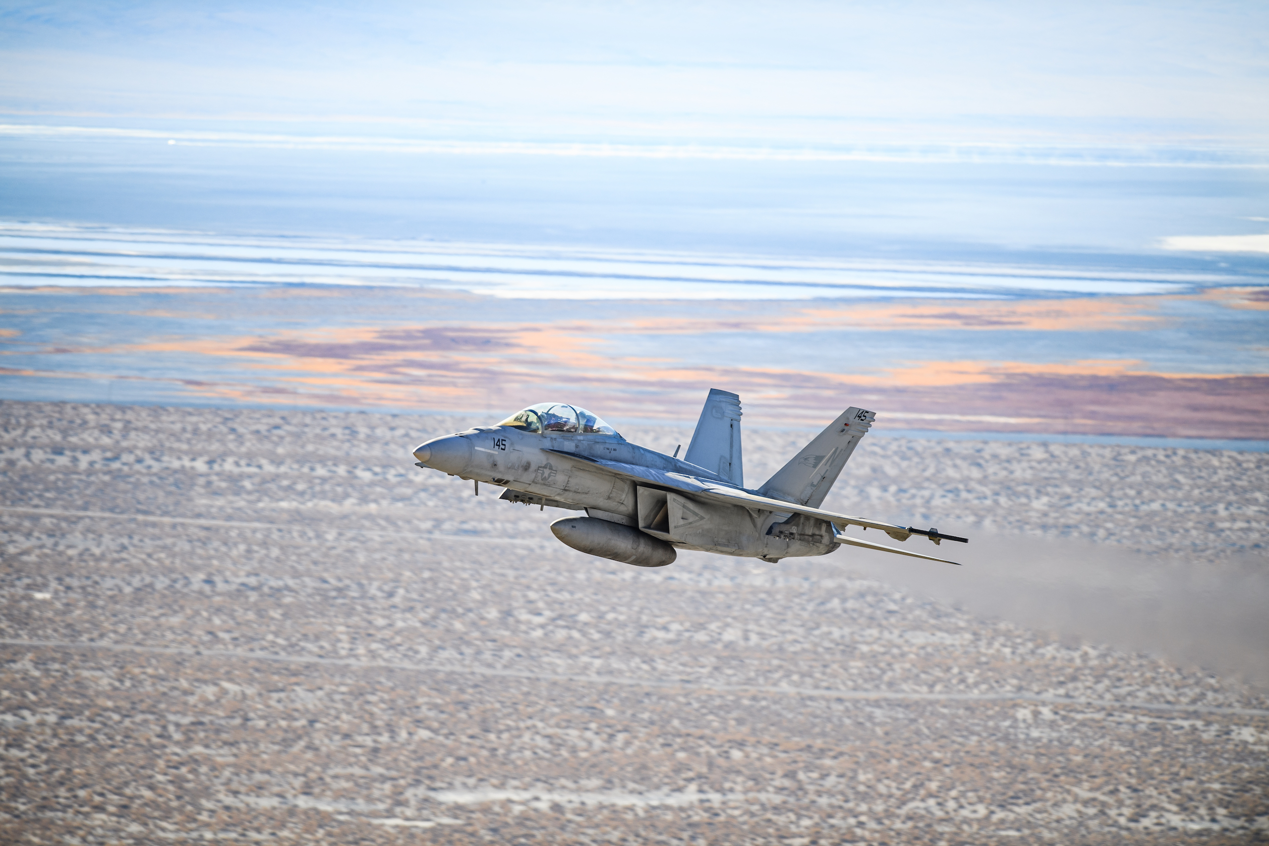 fighter jet low altitude action