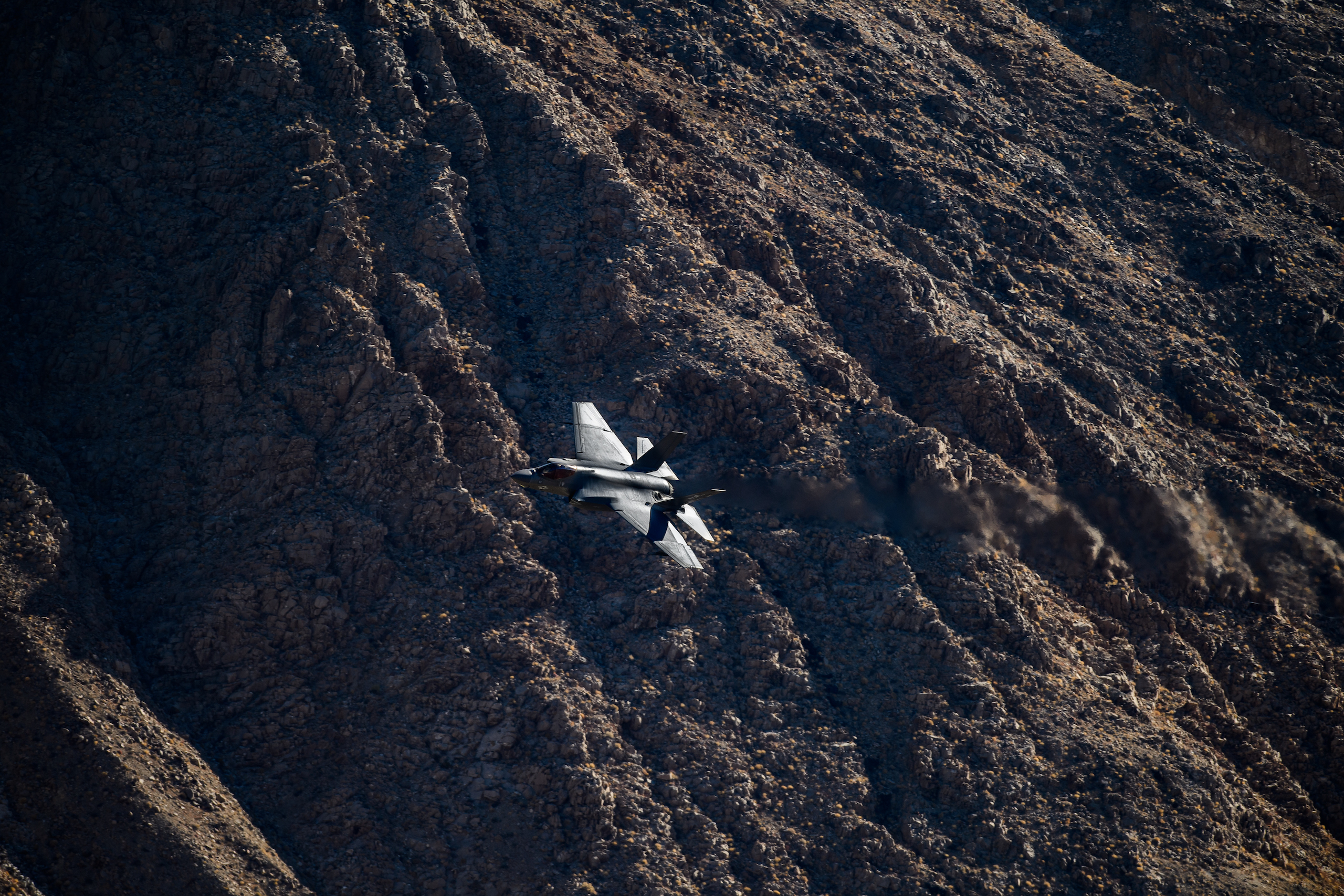 fighter jet low altitude action