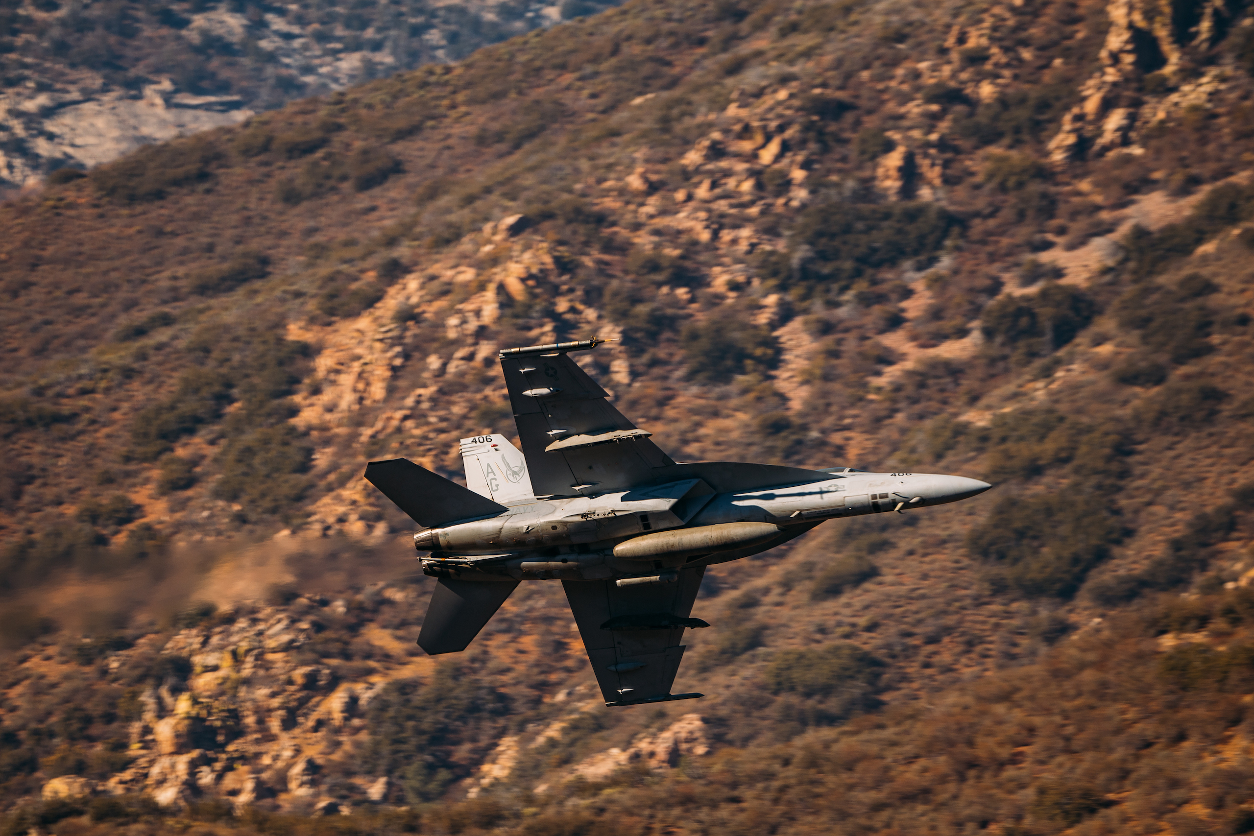 fighter jet low altitude action
