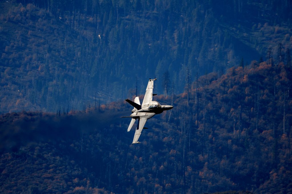 fighter jet low altitude action