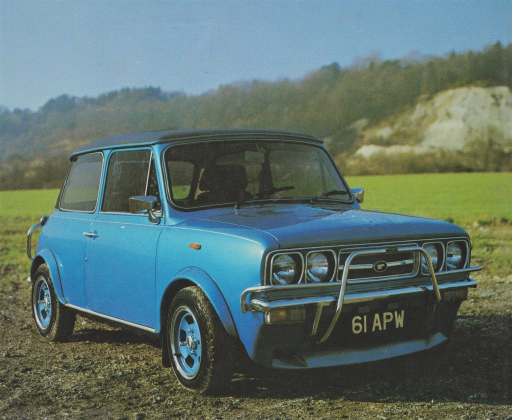 Mini wood pickett front three-quarter