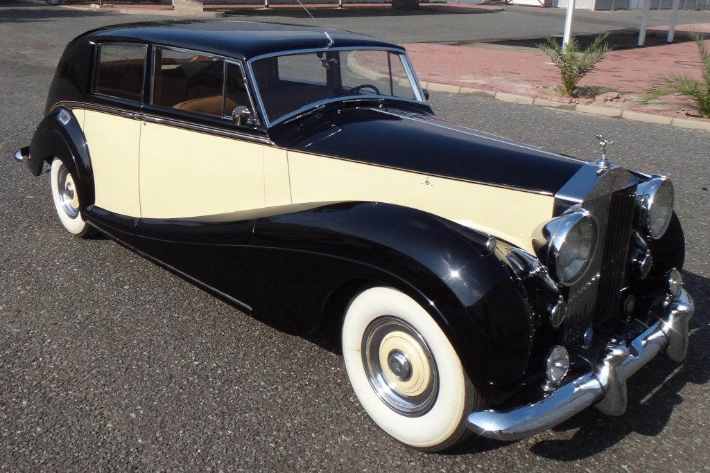 Rolls Royce Silver Wraith front three-quarter