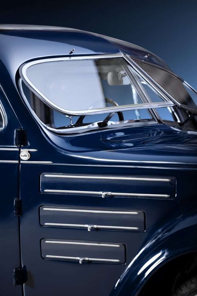 Chrysler Airflow detail vertical