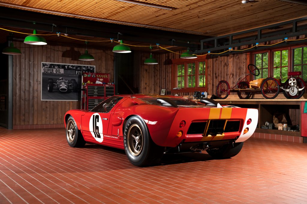 1966_Ford_GT40_Alan_Mann rear three-quarter