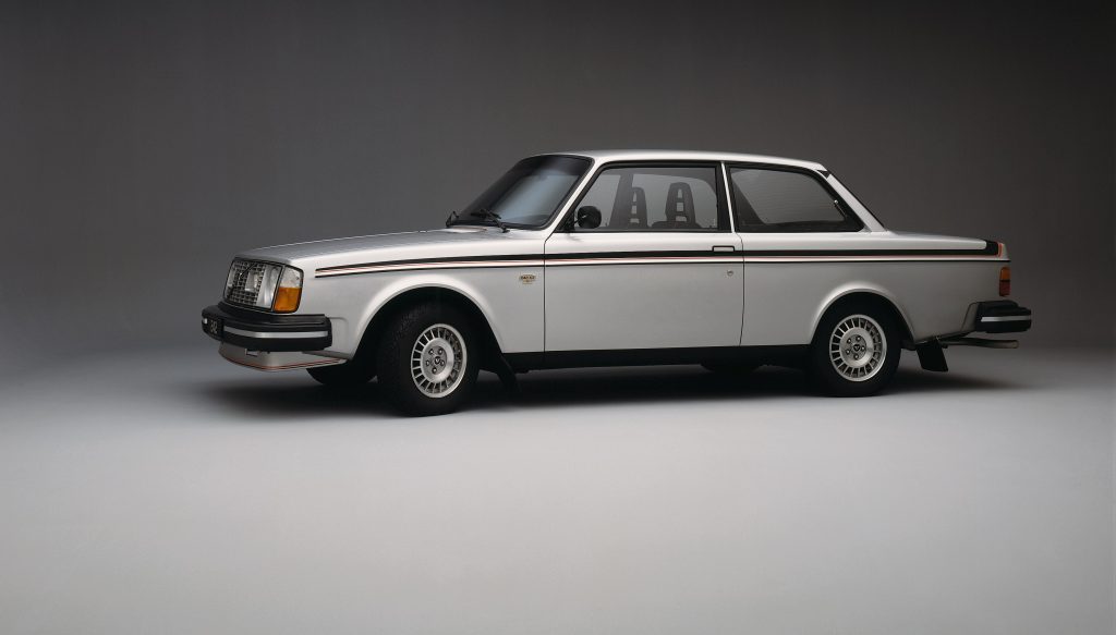 Volvo 242 GT side profile grey