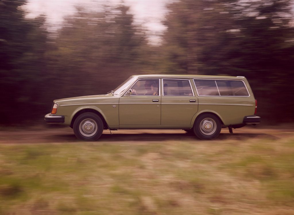 Volvo 245 DL side profile action
