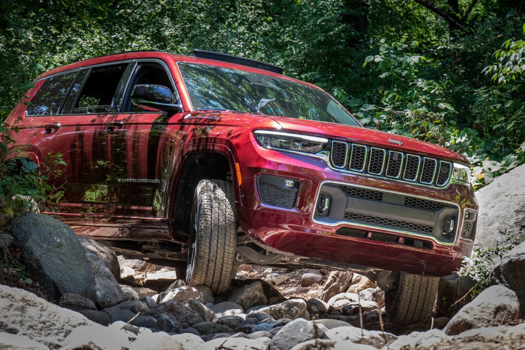Jeep Grand Cherokee L rock crawling