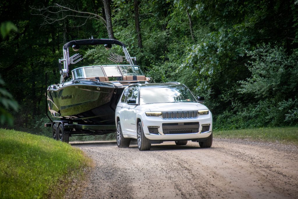 Jeep Grand Cherokee L towing boat and trailer
