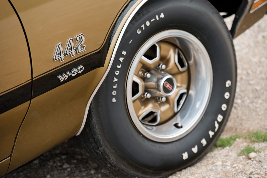 Oldsmobile 442 w30 badge