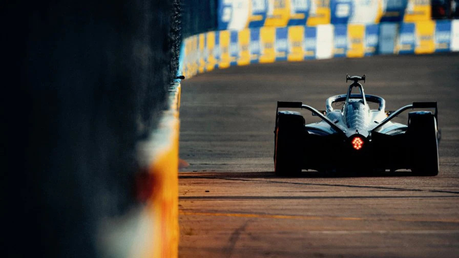 mercedes-eq-silver-arrow-02-leaving-the-pitlane-in-valencia (1)