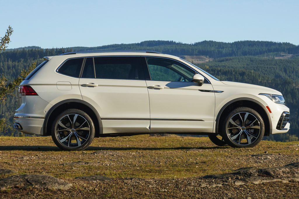 2022 VW Tiguan SEL R-Line side profile