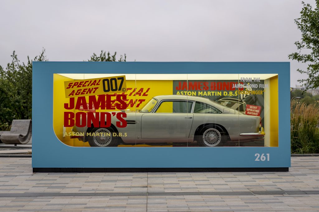Aston Martin Db5 Bond in a box