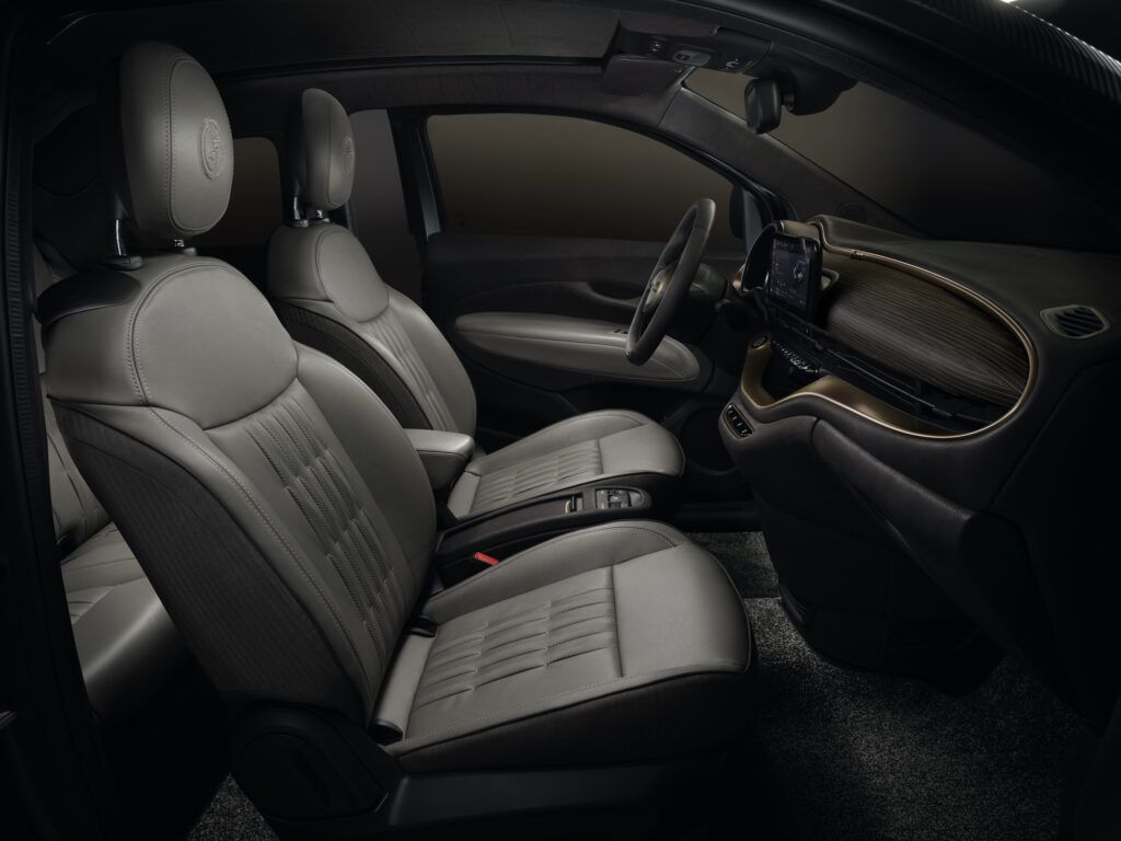 Fiat 500e interior side