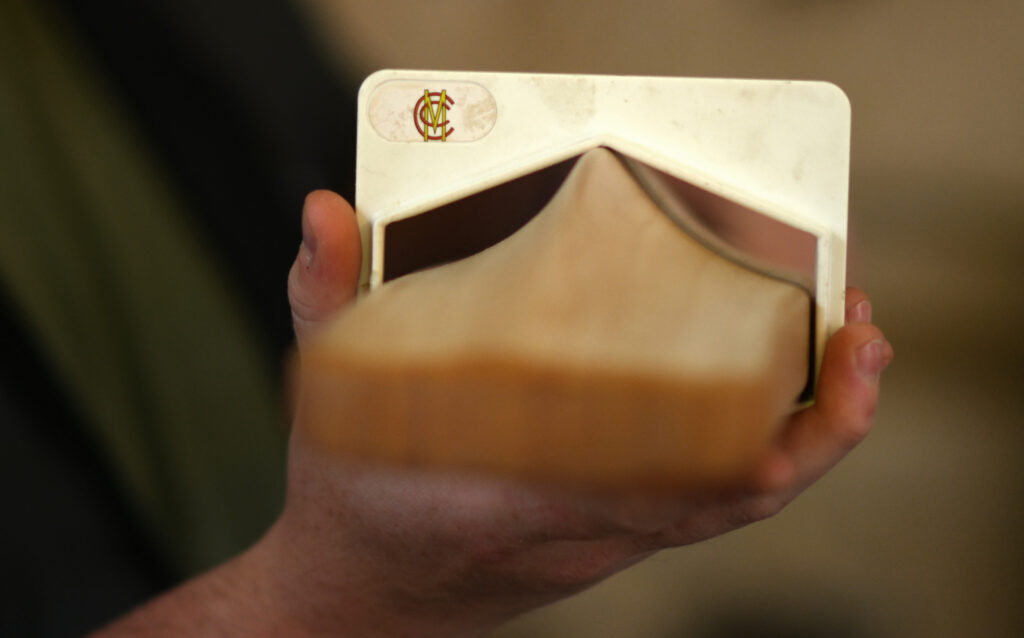 Cricket bat checked gauge
