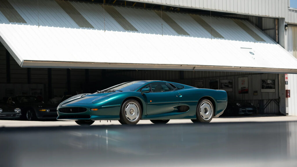 1993-jaguar-xj220 front three quarter