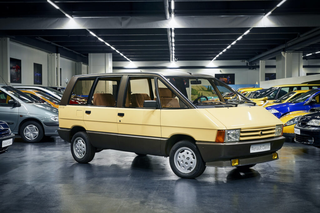 Renault Espace van front three quarter