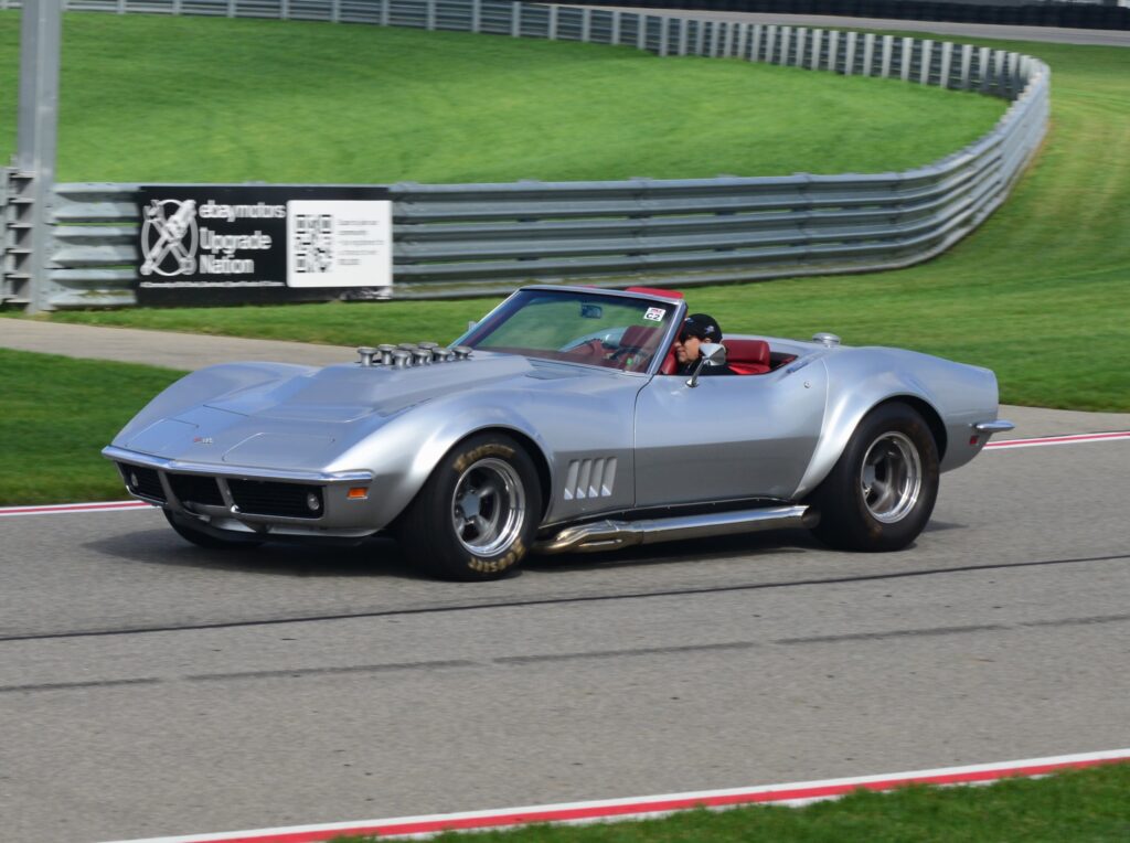 fuel injected ’69 Stingray on track