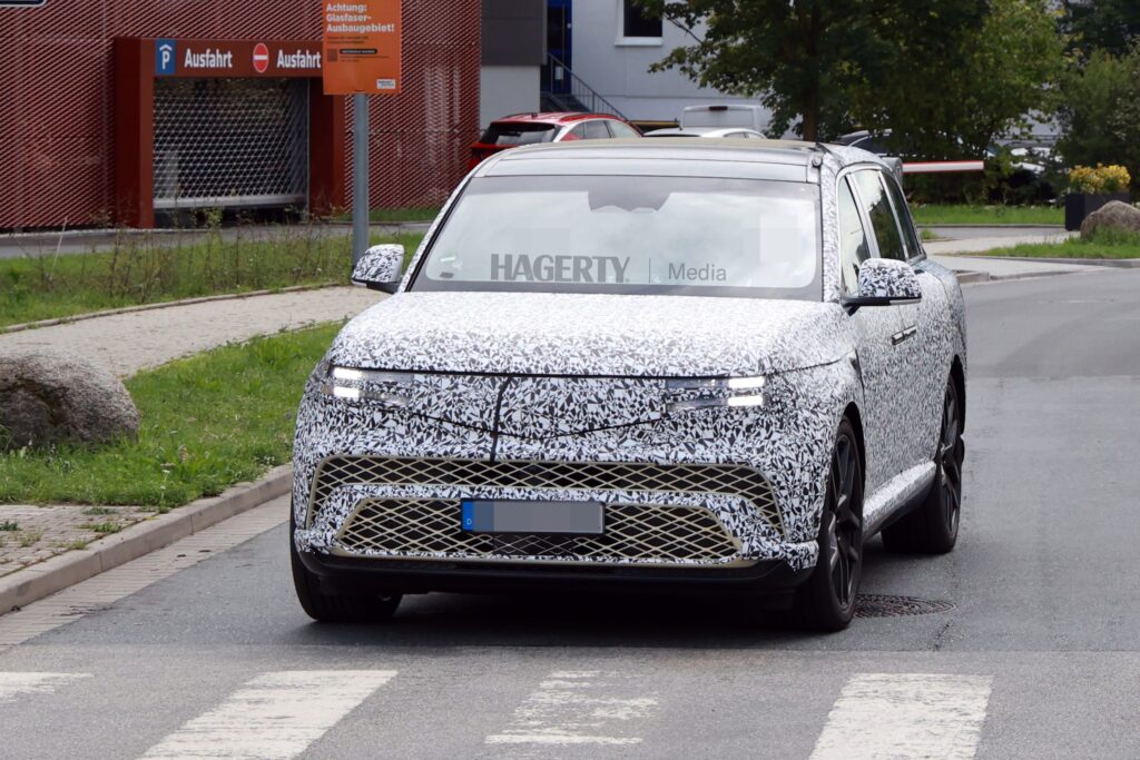 値下げ‼️【未開封】羽生GENESIS 2027 Genesis GV90 Spied Rocking Coach Doors - Hagerty Media