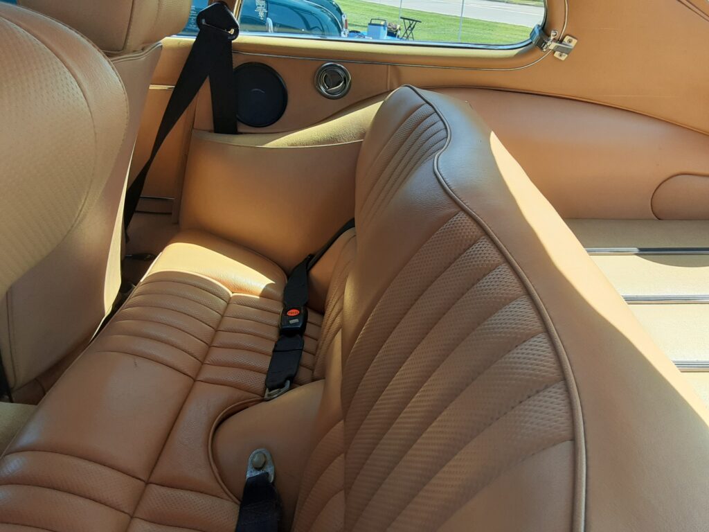1973 年 Jaguar E-Type 2+2 V-12:湛藍色的經典