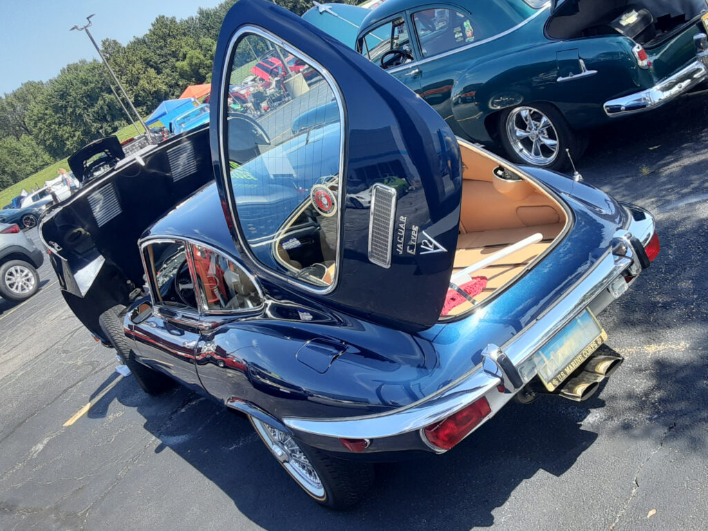 1973 年 Jaguar E-Type 2+2 V-12：湛藍色的經典