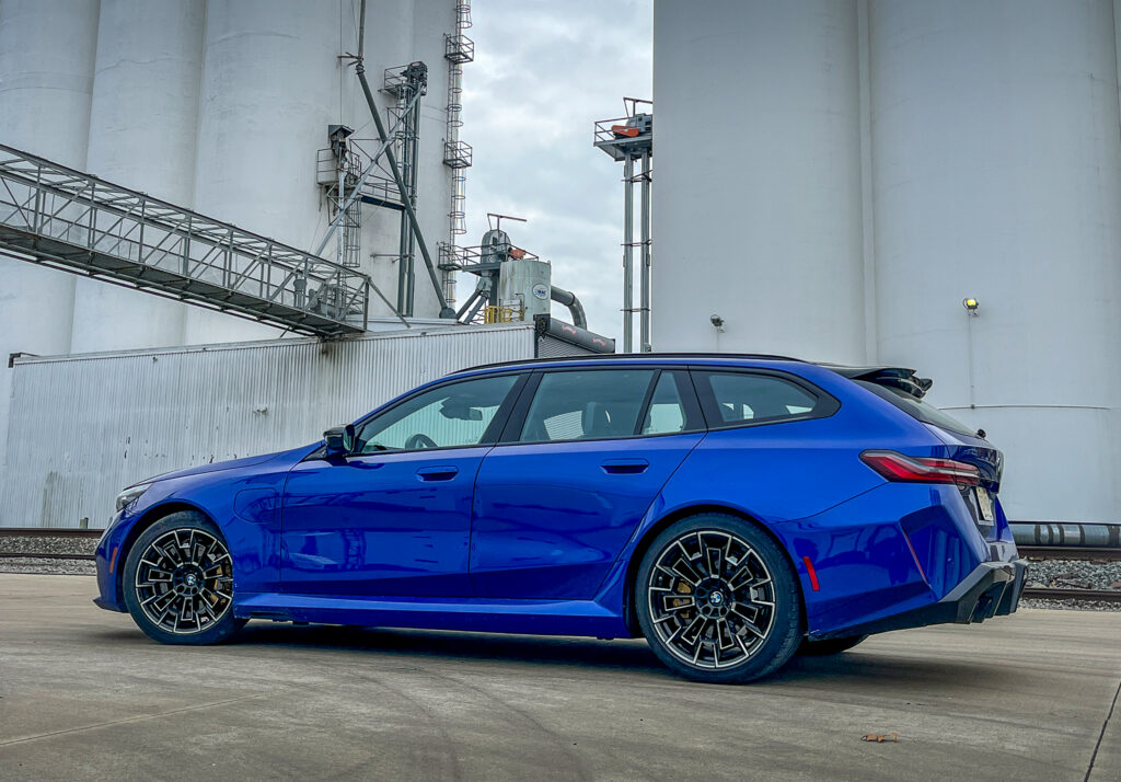 2025 BMW M5 Touring 評測：全新風味駕臨